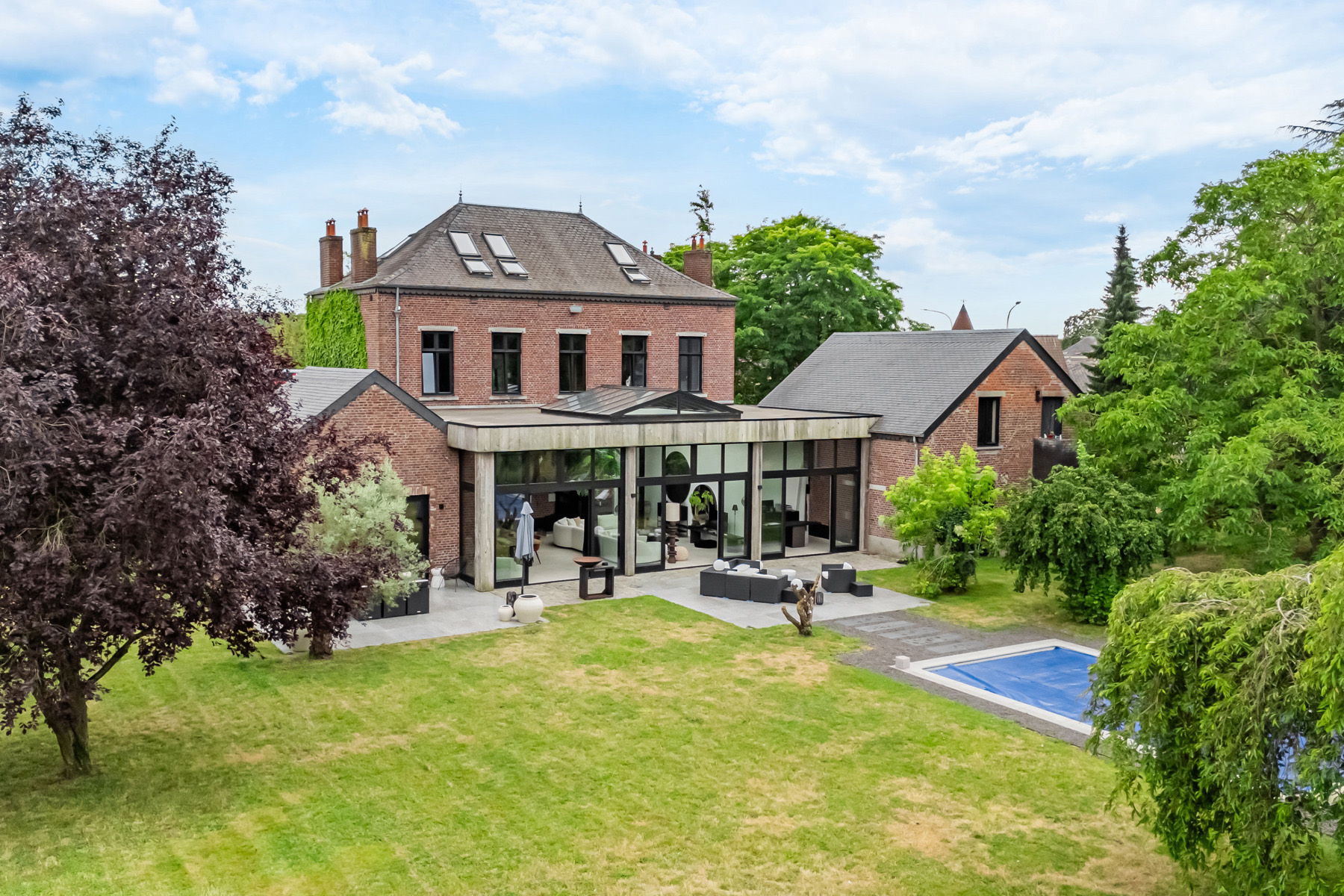 Jardin arboré et piscine
